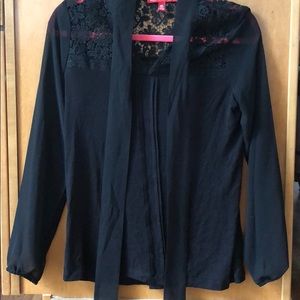 NEVER WORN, SUPER CUTE BLACK BLOUSE!